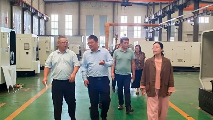 Закордонні клієнти відвідують фабрику важкої промисловості Qiansheng для перевірки на місці